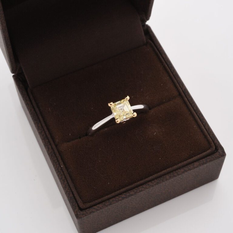 Bague solitaire en or gris (750) ornée d'un diamant jaune de taille émeraude ca…