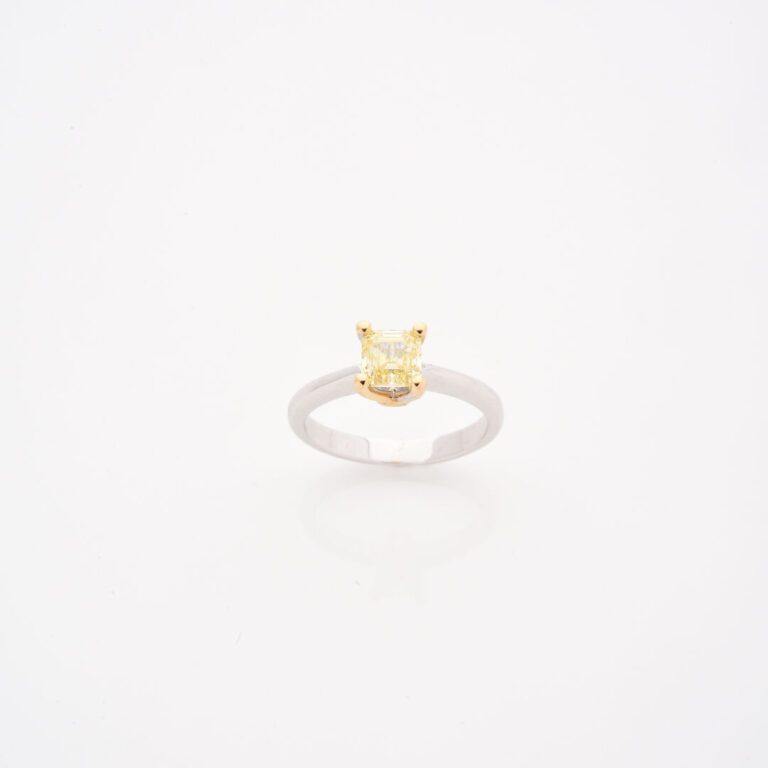 Bague solitaire en or gris (750) ornée d'un diamant jaune de taille émeraude ca…