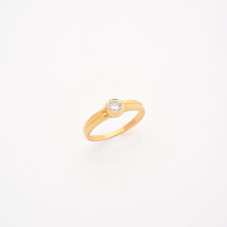 Bague solitaire en or jaune (750) ornée d'un diamant taille brillant en serti c…