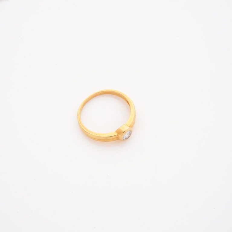 Bague solitaire en or jaune (750) ornée d'un diamant taille brillant en serti c…