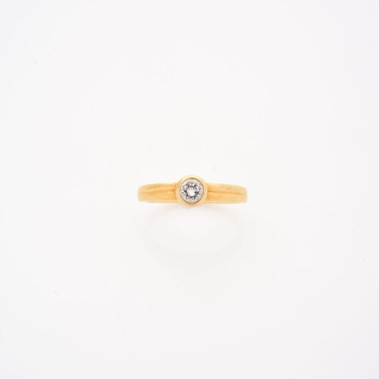 Bague solitaire en or jaune (750) ornée d'un diamant taille brillant en serti c…