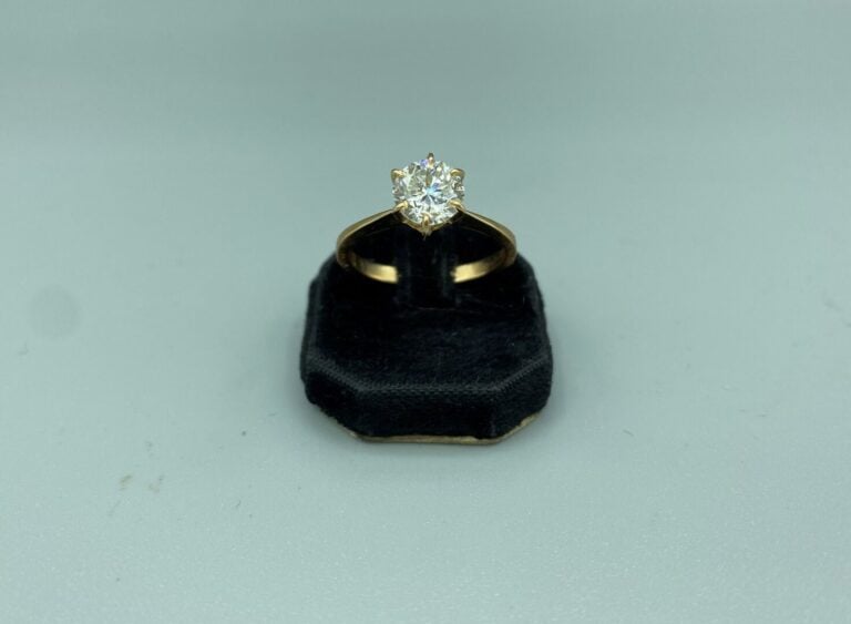 Bague solitaire en or jaune (750) ornée d'un diamant taille brillant en serti g…