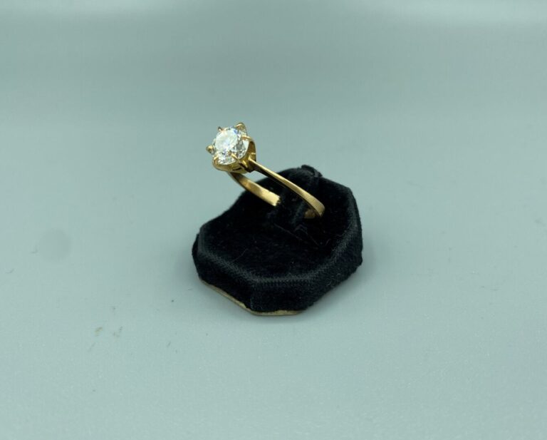 Bague solitaire en or jaune (750) ornée d'un diamant taille brillant en serti g…