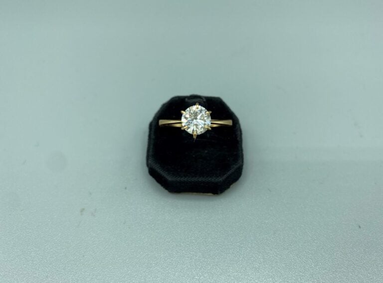 Bague solitaire en or jaune (750) ornée d'un diamant taille brillant en serti g…