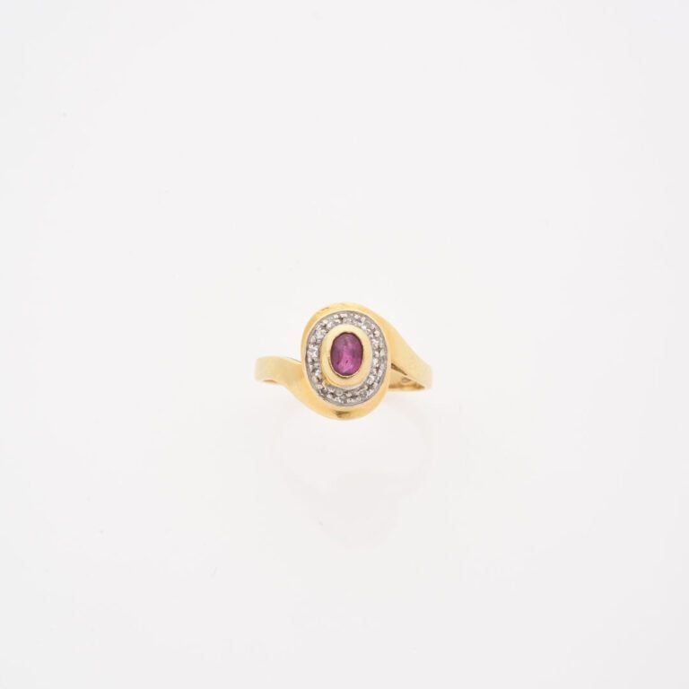 Bague tourbillon en ors jaune (750 et gris centrée d'un rubis ovale facetté en…
