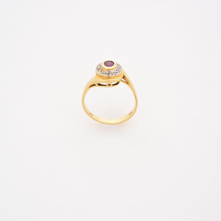 Bague tourbillon en ors jaune (750 et gris centrée d'un rubis ovale facetté en…
