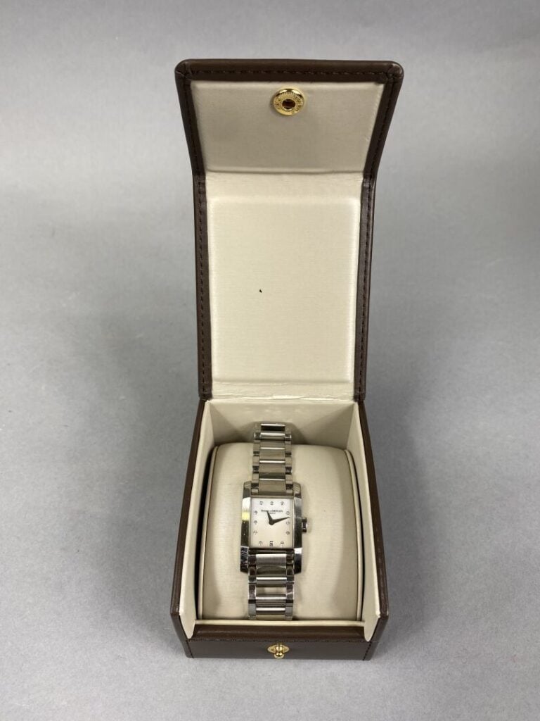 BAUME & MERCIER - Montre bracelet de dame modèle « Hampton » en acier partielle…