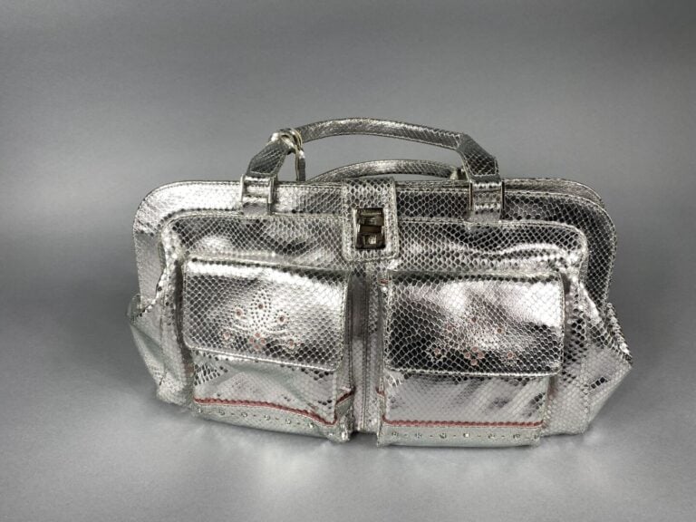 BLUMARINE - Sac façon reptile argenté, double poignée, deux poches à rabats sur…