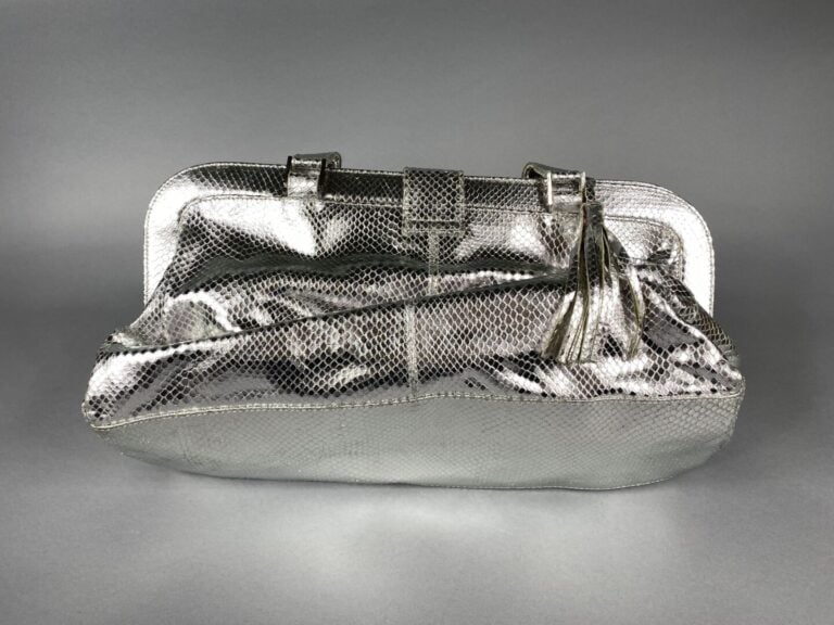 BLUMARINE - Sac façon reptile argenté, double poignée, deux poches à rabats sur…