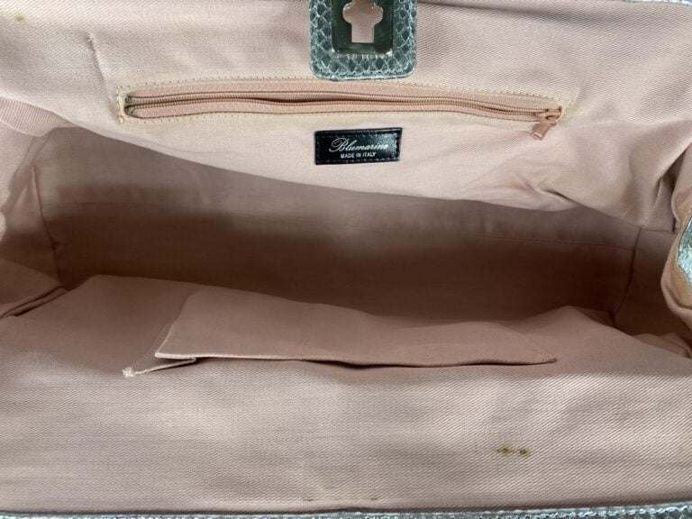 BLUMARINE - Sac façon reptile argenté, double poignée, deux poches à rabats sur…