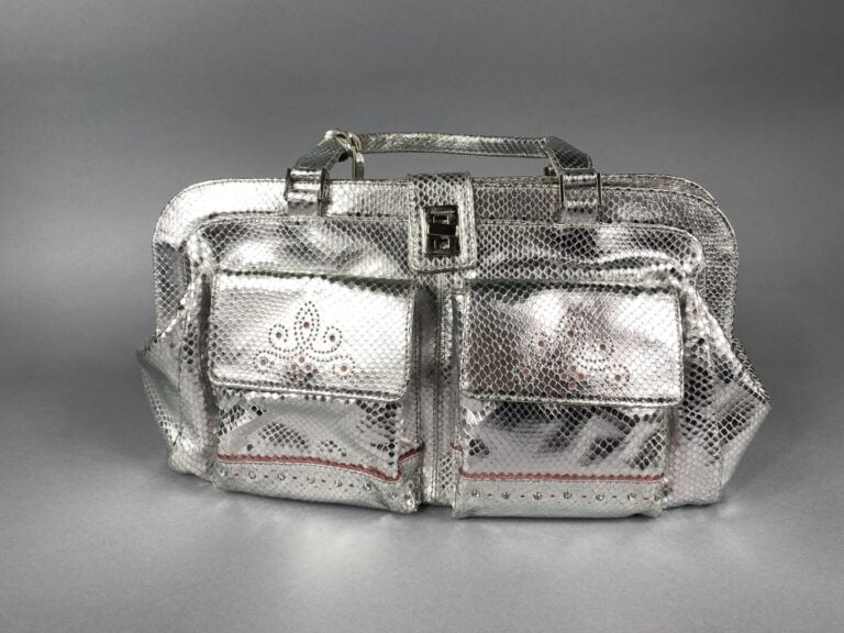 BLUMARINE - Sac façon reptile argenté, double poignée, deux poches à rabats sur…