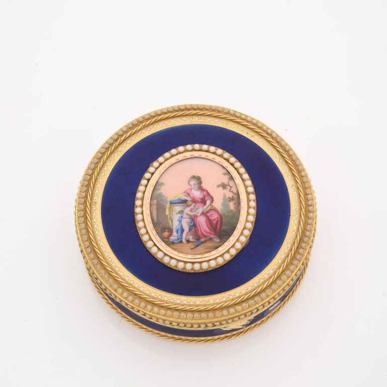 Boîte de forme ronde en or jaune (750) à décor émaillé bleu translucide sur fon…