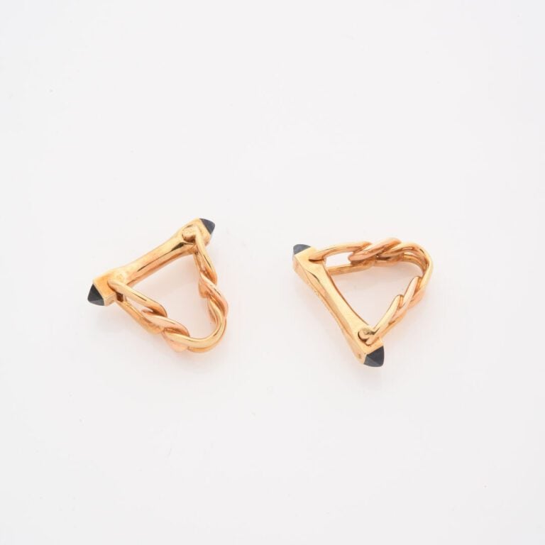 BOUCHERON Paris - Paire de boutons de manchette en or jaune (750) modèle "Etrie…