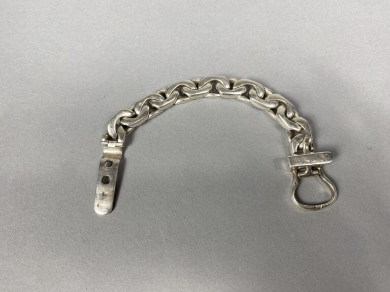 Bracelet articulé en argent (800) formé d'une épaisse maille forçat limée, ferm…