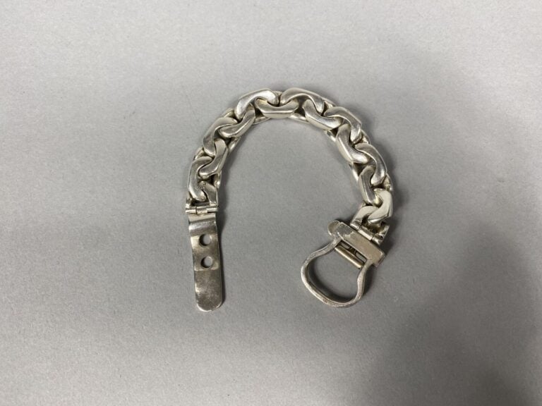Bracelet articulé en argent (800) formé d'une épaisse maille forçat limée, ferm…