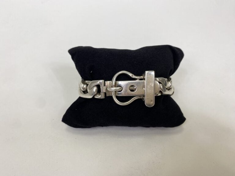 Bracelet articulé en argent (800) formé d'une épaisse maille forçat limée, ferm…