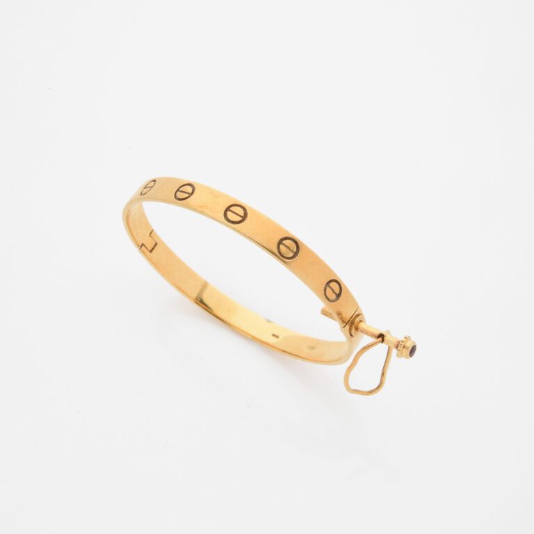 Bracelet jonc articulé en or jaune (750) à décor de vis - Poids : 17.5 g - Diam…