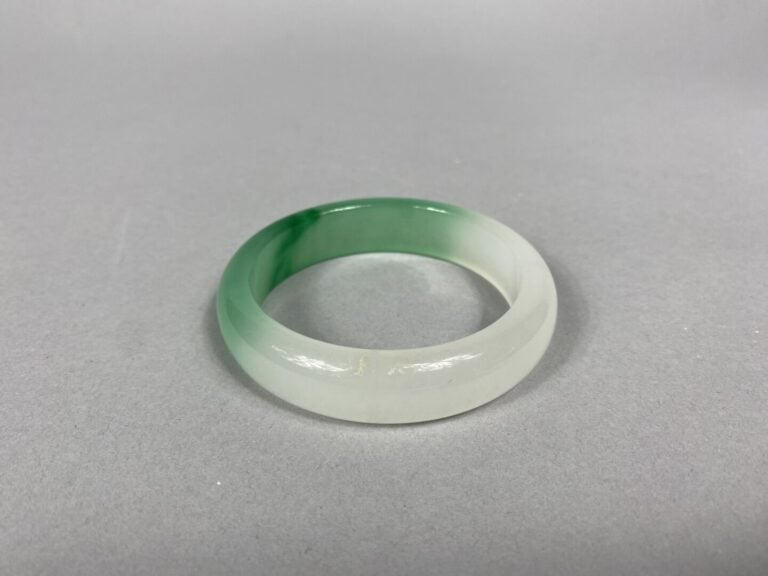 Bracelet jonc en jade nuancé - Poids : 60.9 g - Diam : 6 cm