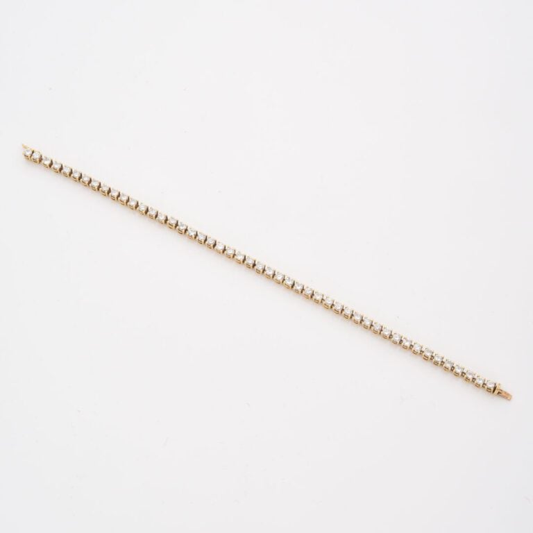 Bracelet ligne en or jaune (750) orné de quarante-huit diamants taille brillant…
