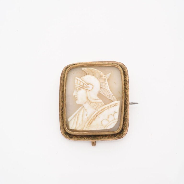 Broche camée coquillage à décor d'homme casqué de profil, monture en métal - Di…