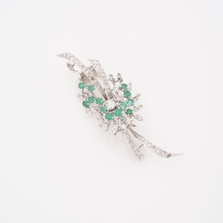 Broche clip en or gris (750) à motif de noeud serti d'un pavage de diamants tai…