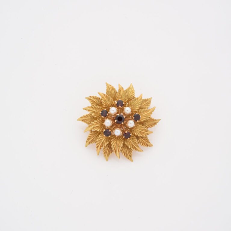 Broche en or jaune (750) ciselé formant une couronne de feuillage centrée de gr…