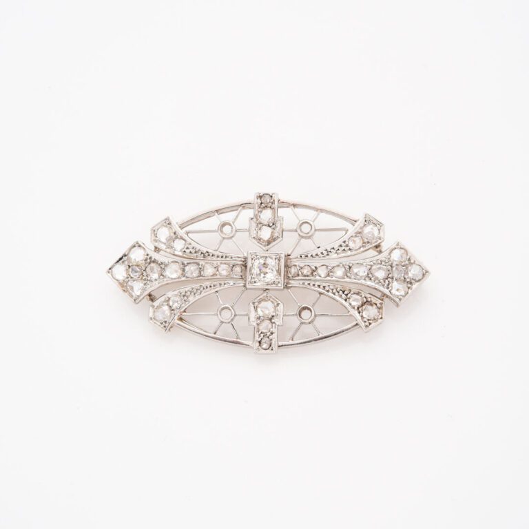 Broche plaque ovale en platine (850) à motif ajouré centré d'un diamant taille…