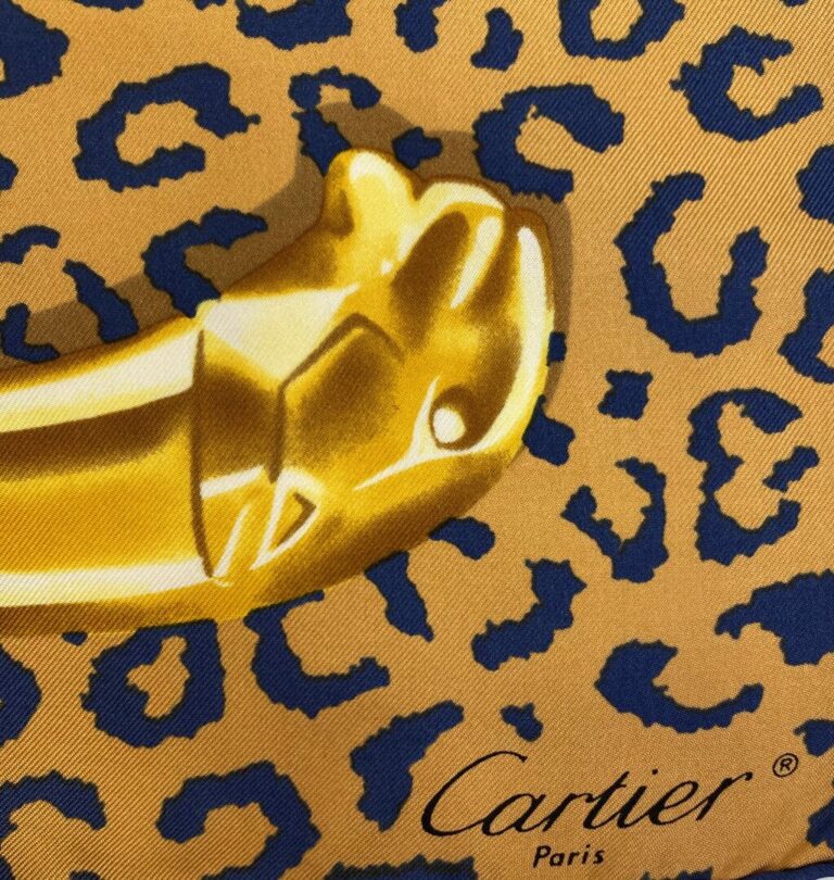 CARTIER Paris - Carré en soie à décor de bracelets torque "Panthère" sur fond i…