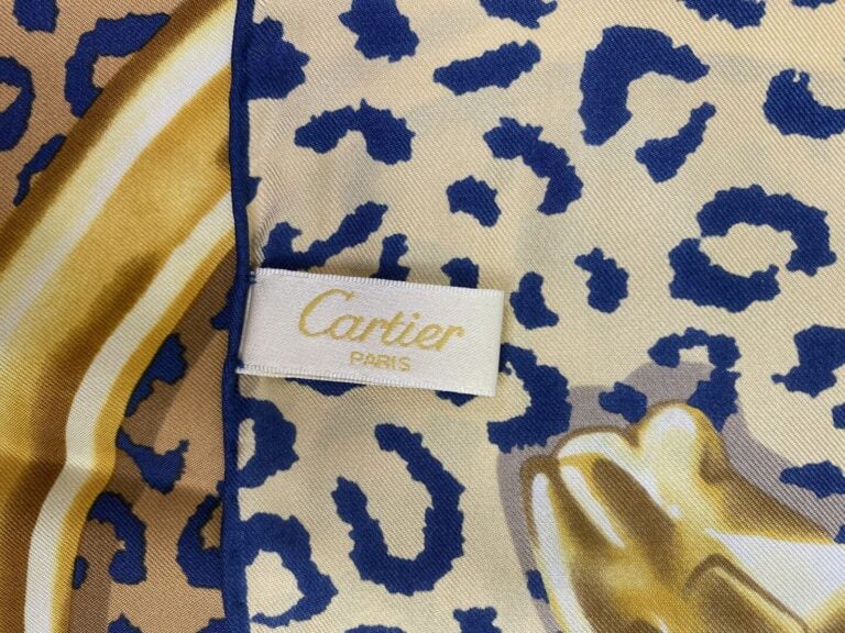 CARTIER Paris - Carré en soie à décor de bracelets torque "Panthère" sur fond i…