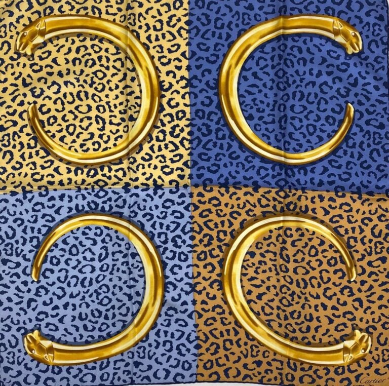 CARTIER Paris - Carré en soie à décor de bracelets torque "Panthère" sur fond i…