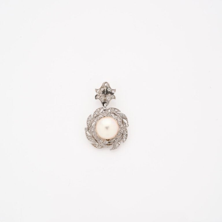 Chaîne en or gris (750) à maille forçat limée retenant un pendentif orné d'une…