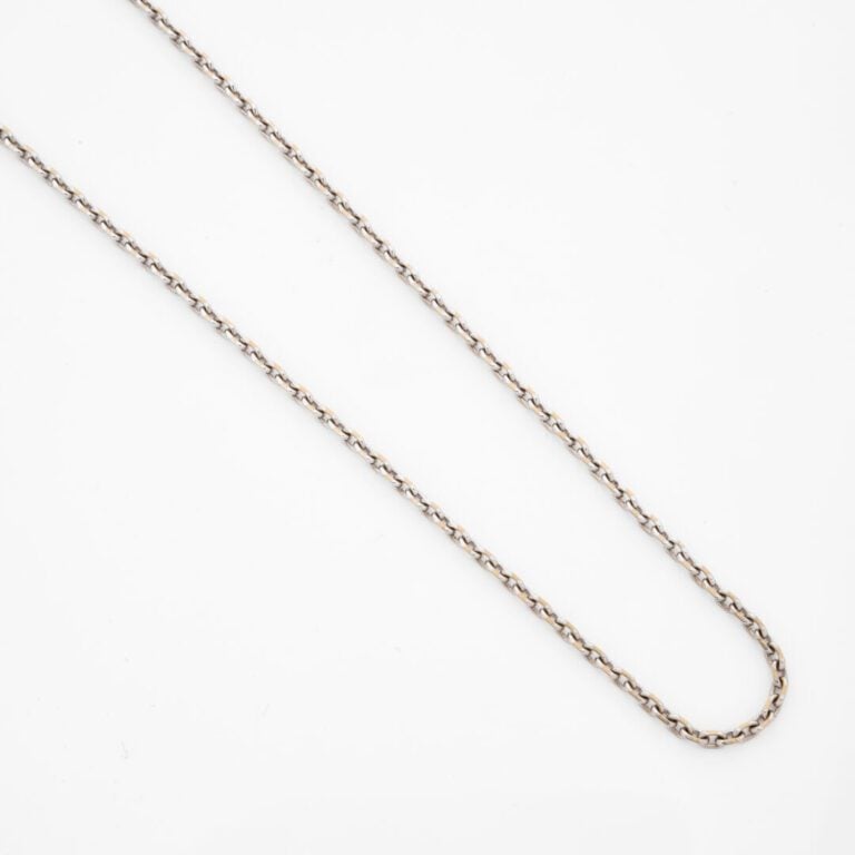 Chaîne en or gris (750) à maille forçat limée retenant un pendentif orné d'une…