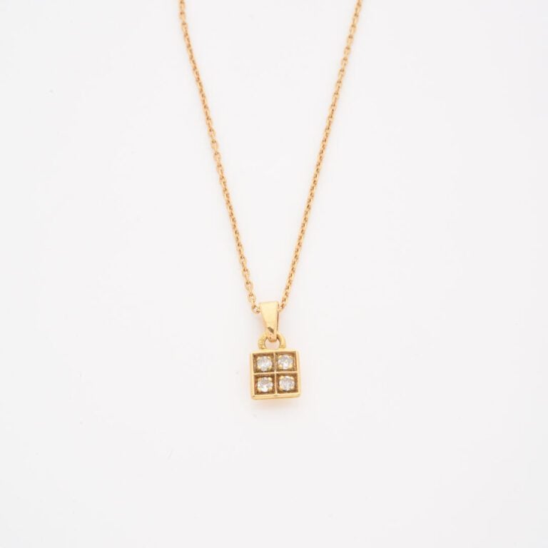 Chaîne en or jaune à maille forçat (750) et pendentif de forme carrée orné de q…