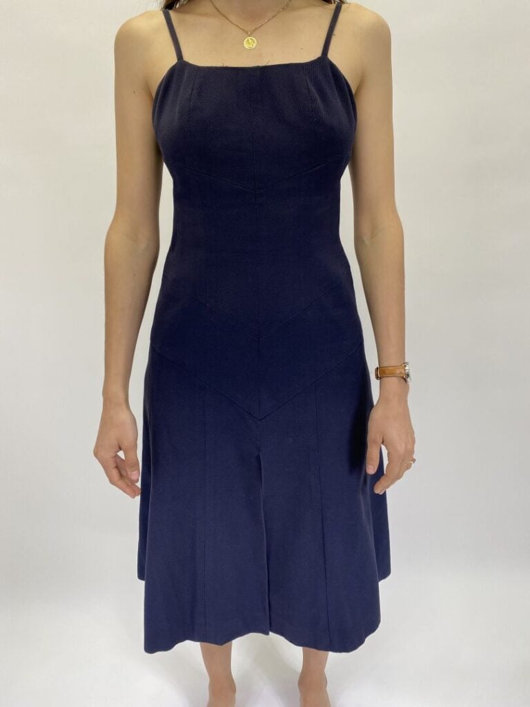 CHANEL Boutique - Robe midi à fines bretelles en coton bleu marine, fendue sur…