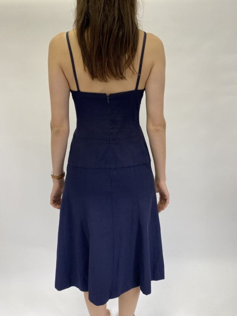 CHANEL Boutique - Robe midi à fines bretelles en coton bleu marine, fendue sur…