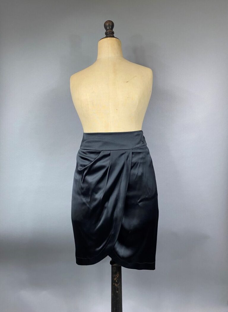 CHANEL - Jupe droite en soie noire à effet plissé sur le devant - Taille 38 - L…