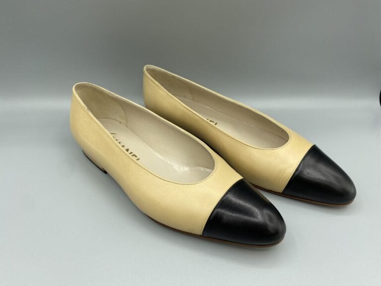CHANEL - Paire de ballerines dans les tons beige à bout noir - Taille 38 - Dans…