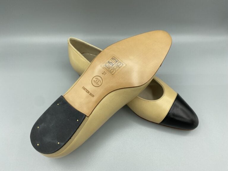 CHANEL - Paire de ballerines dans les tons beige à bout noir - Taille 38 - Dans…