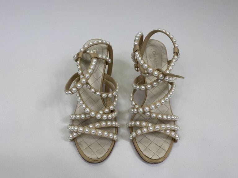 CHANEL - Paire de sandales en cuir beige matelassé, brides ornées de demi-perle…