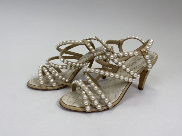 CHANEL - Paire de sandales en cuir beige matelassé, brides ornées de demi-perle…