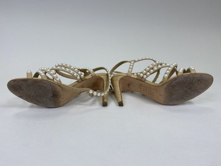 CHANEL - Paire de sandales en cuir beige matelassé, brides ornées de demi-perle…