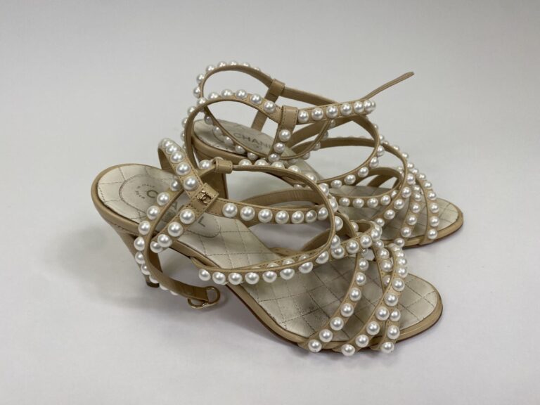 CHANEL - Paire de sandales en cuir beige matelassé, brides ornées de demi-perle…