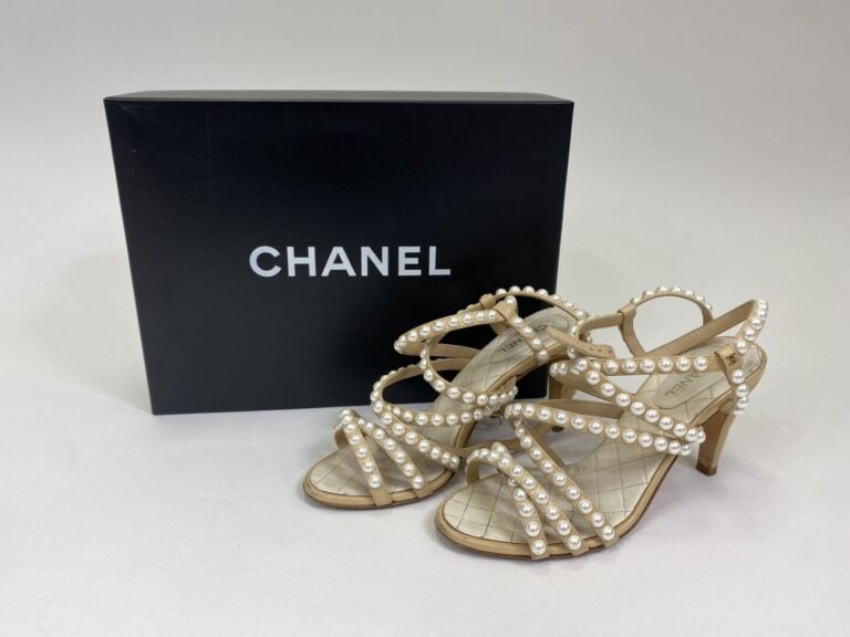 CHANEL - Paire de sandales en cuir beige matelassé, brides ornées de demi-perle…