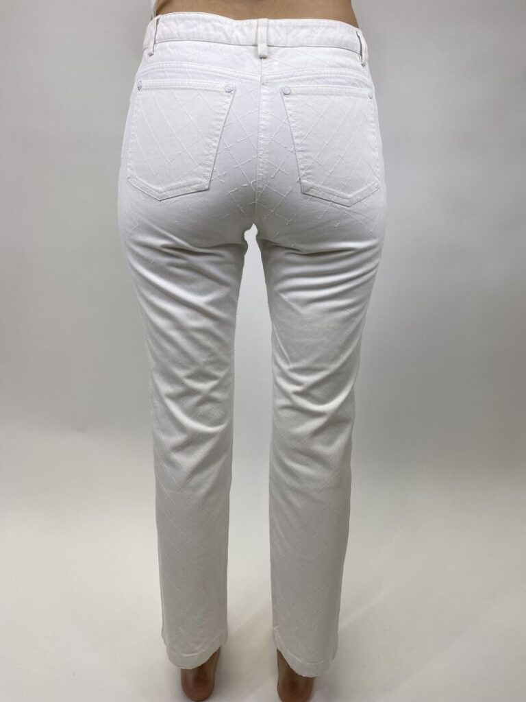 CHANEL - Pantalon effet jean blanc à motif de croisillons ton sur ton - Taille…