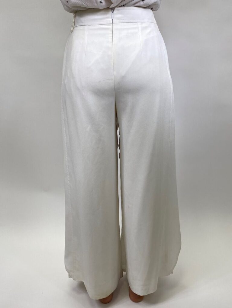 CHANEL - Pantalon fluide en polyester blanc orné de quatre boutons dorés siglés…