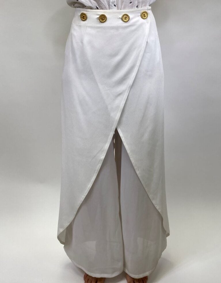 CHANEL - Pantalon fluide en polyester blanc orné de quatre boutons dorés siglés…