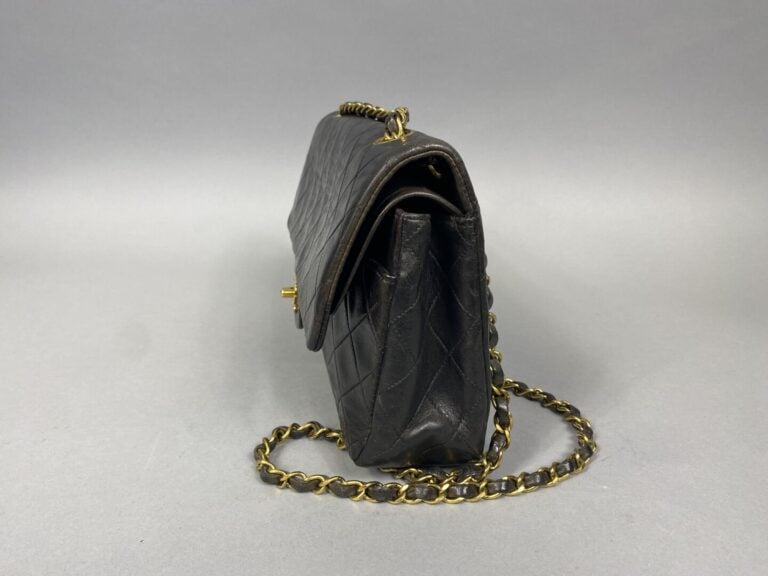 CHANEL - Sac "Classique" 25 cm en cuir agneau noir, fermoir "CC" en métal doré…