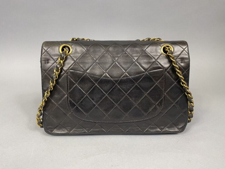 CHANEL - Sac "Classique" 25 cm en cuir agneau noir, fermoir "CC" en métal doré…