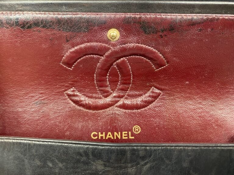 CHANEL - Sac "Classique" 25 cm en cuir agneau noir, fermoir "CC" en métal doré…