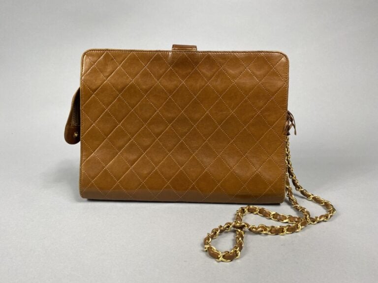 CHANEL - Sac vintage en cuir d'agneau camel matelassé, chaîne en métal doré ent…